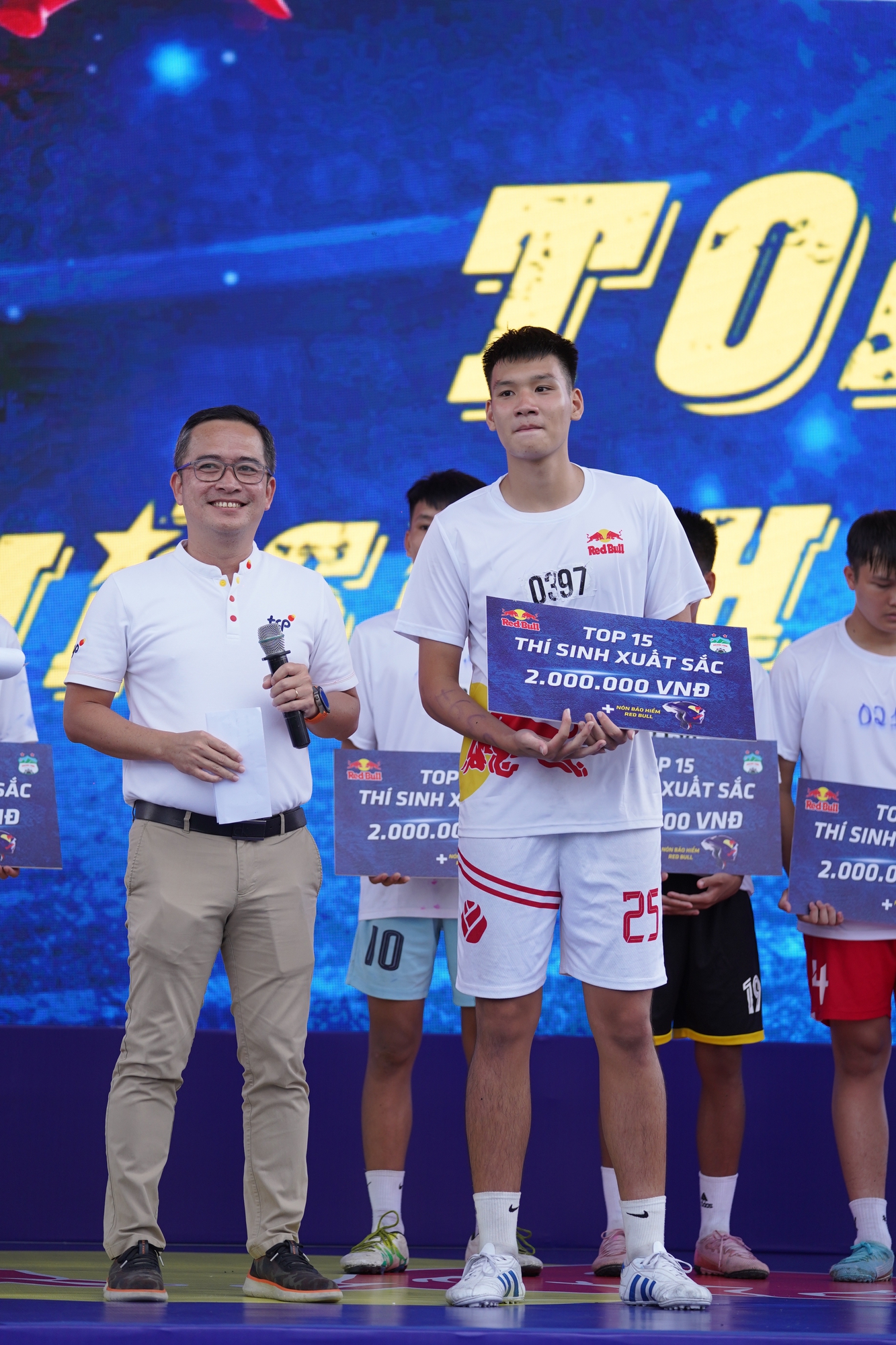T&agrave;i năng trẻ cao 1,86m tr&uacute;ng tuyển Học viện B&oacute;ng đ&aacute; HAGL - Ảnh 3.