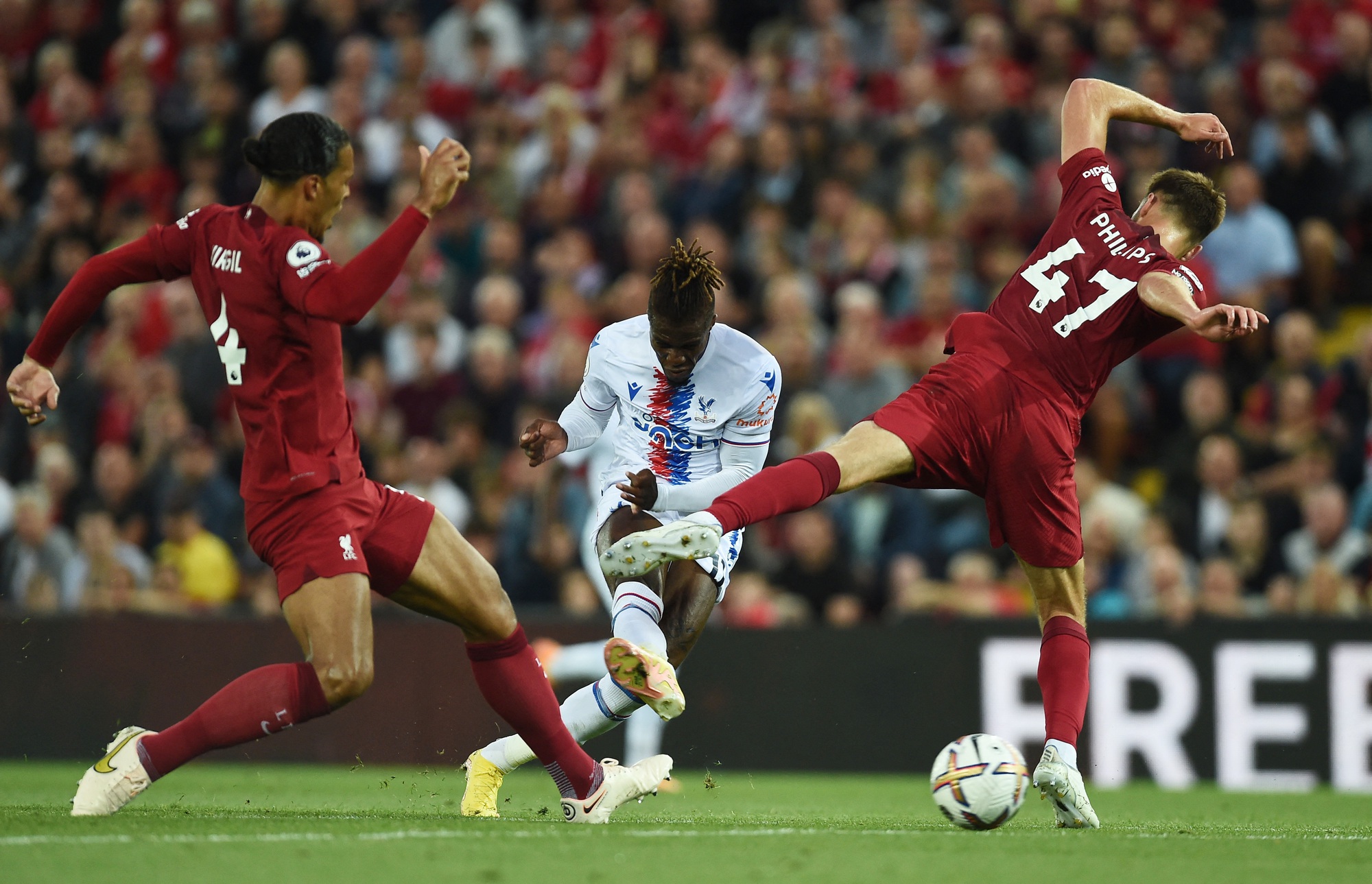 Siêu phẩm cứu thua, Liverpool chật vật hòa Crystal Palace sân nhà