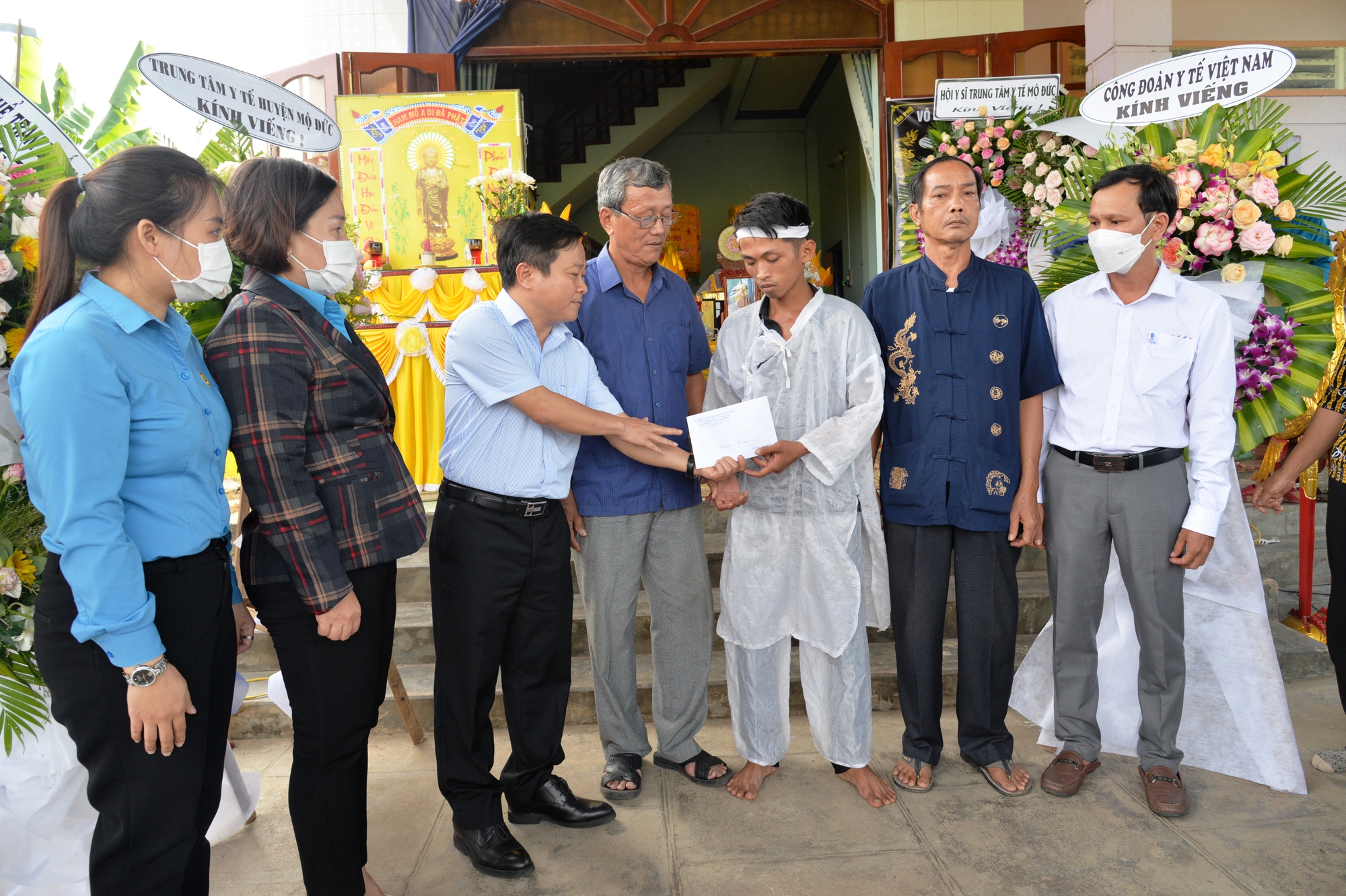 Thăm hỏi gia đình nữ nhân viên y tế bị người tâm thần đánh tử vong