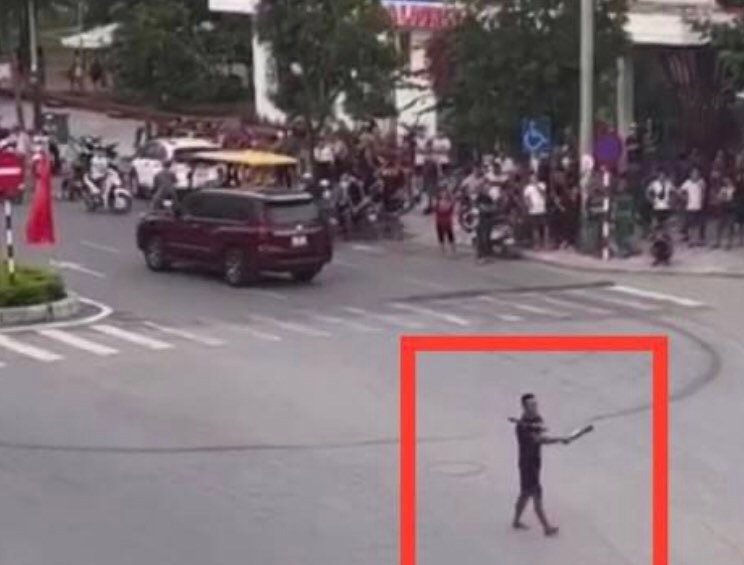 CLIP: Cả trăm người theo c&ocirc;ng an v&acirc;y bắt kẻ nghi ng&aacute;o đ&aacute; - Ảnh 2.