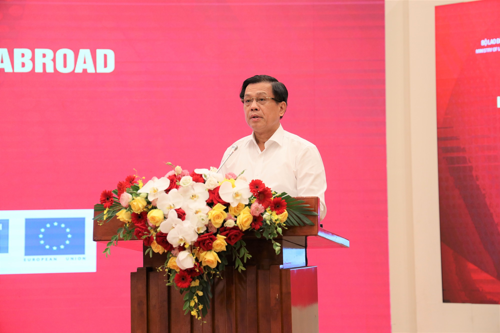 Việt Nam đưa được gần 1 triệu lao động đi làm việc ở nước ngoài - Ảnh 2.