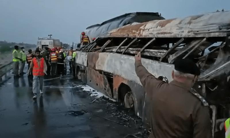 Xe bu&yacute;t đ&acirc;m xe bồn ở Pakistan, 20 người bị &ldquo;thi&ecirc;u sống&rdquo; - Ảnh 1.