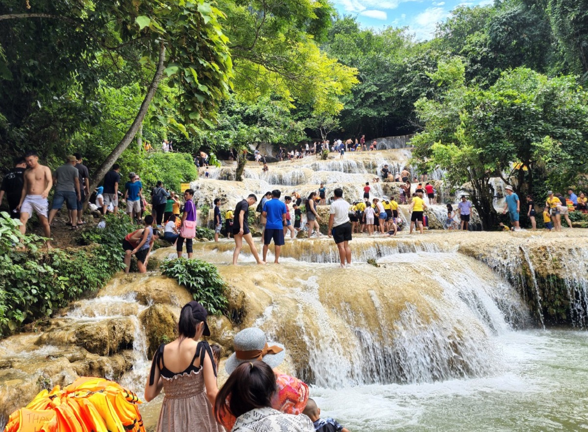 Ngắm thác nước đẹp như tranh vẽ ở xứ Thanh lên tem Việt