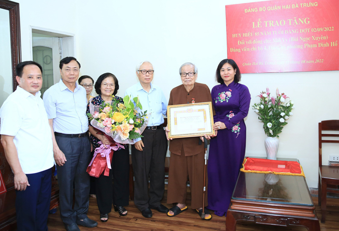 Trao Huy hiệu 85 tuổi Đảng cho đảng viên lão thành 100 tuổi - Ảnh 1.