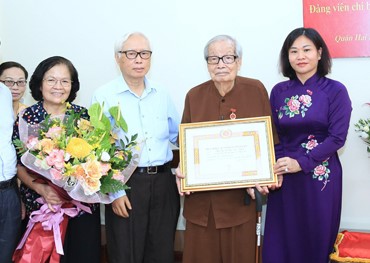 Trao Huy hiệu 85 tuổi Đảng cho đảng viên lão thành 100 tuổi