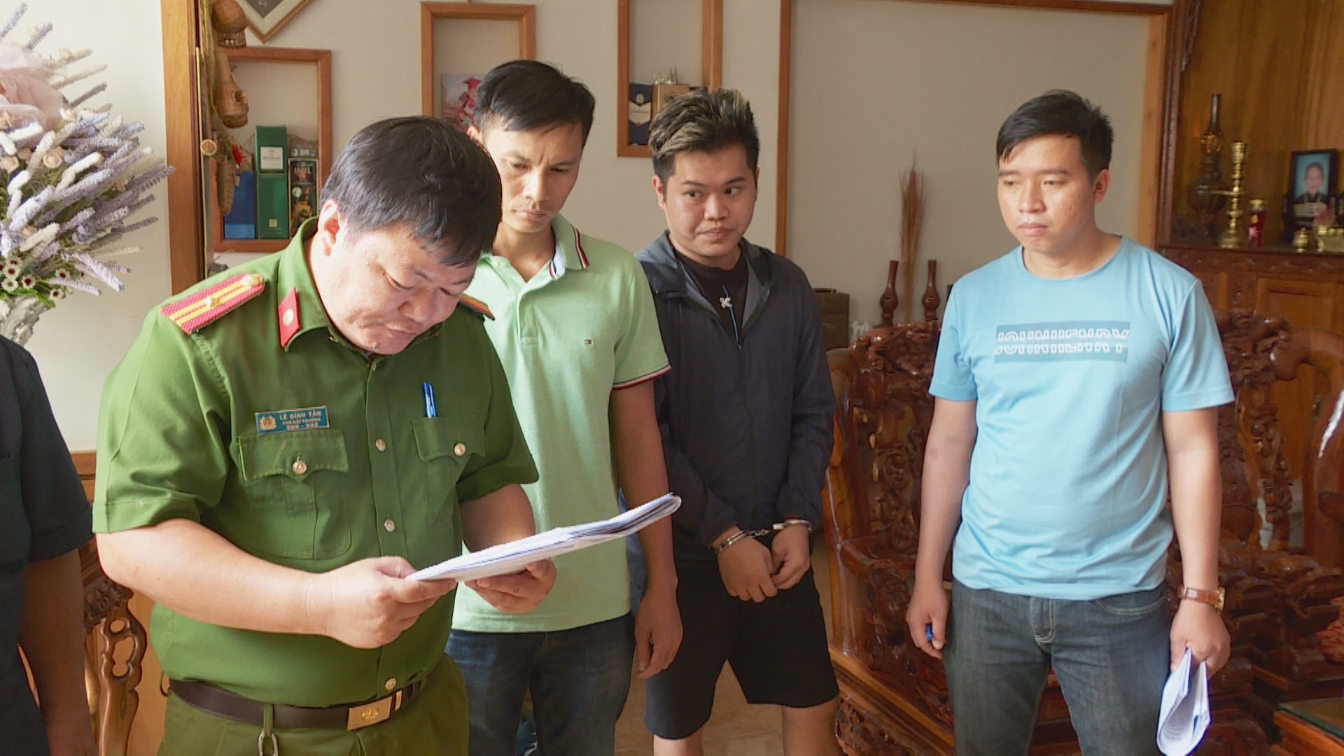 Bắt giam đối tượng chuyên cho vay tiền thế chấp bằng… clip "nóng"