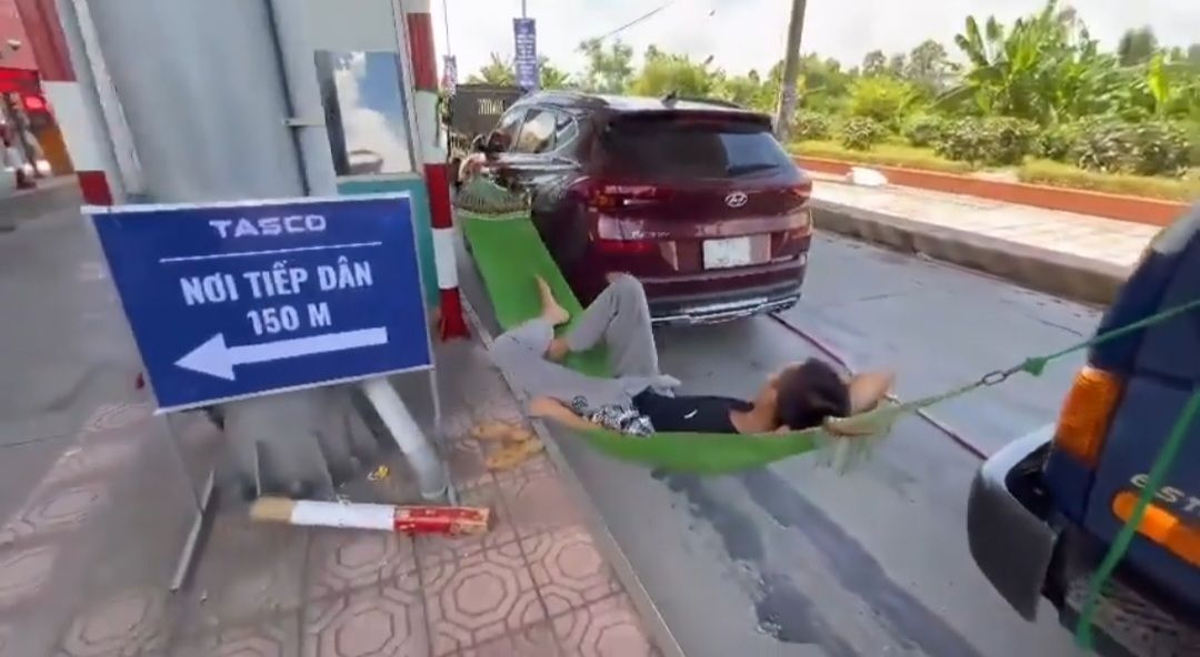 Tài xế mắc võng, dùng tiền âm phủ, mang vòng hoa tới đặt tại trạm thu phí BOT