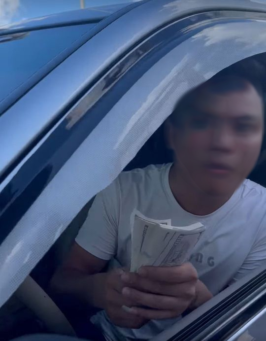 Tài xế mắc võng, dùng tiền âm phủ, mang vòng hoa tới đặt tại trạm thu phí BOT - Ảnh 4.