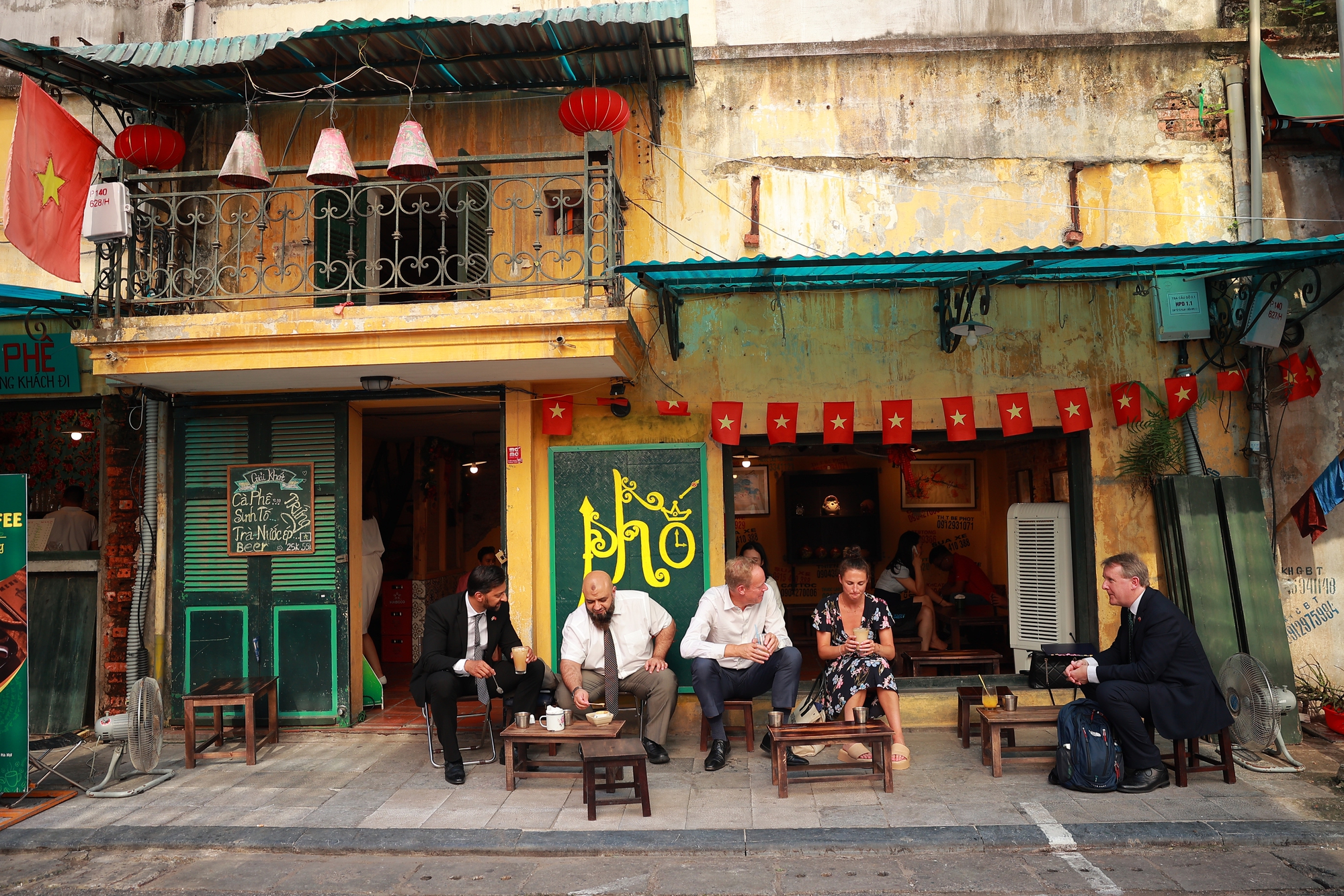 Quốc vụ khanh Bộ Nội vụ Anh thưởng thức cà phê vỉa hè phố cổ - Ảnh 8.