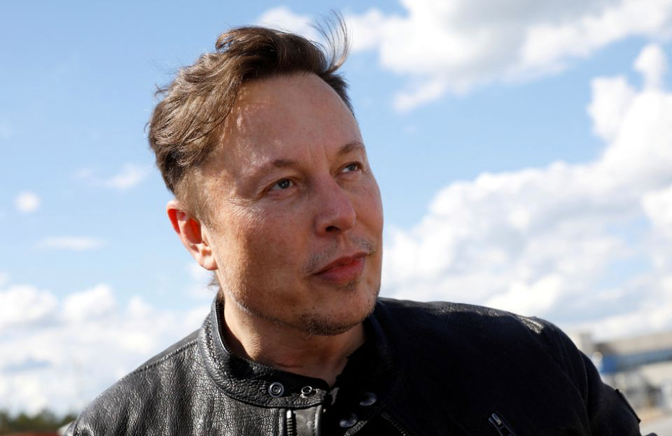 Elon Musk lại gây "bão" khi thông báo mua lại đội bóng Man Utd