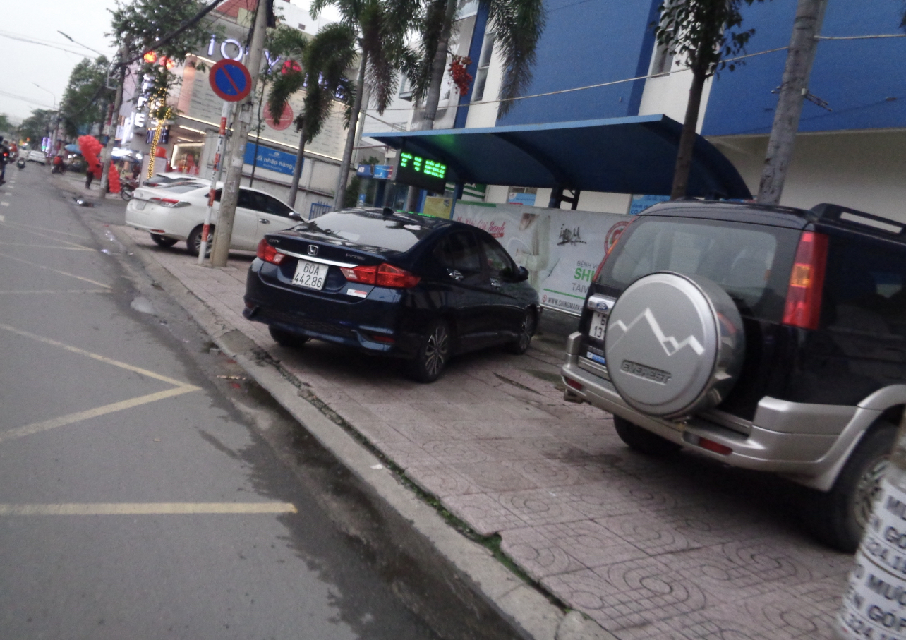 Chiếm nhà chờ xe buýt để đậu xe