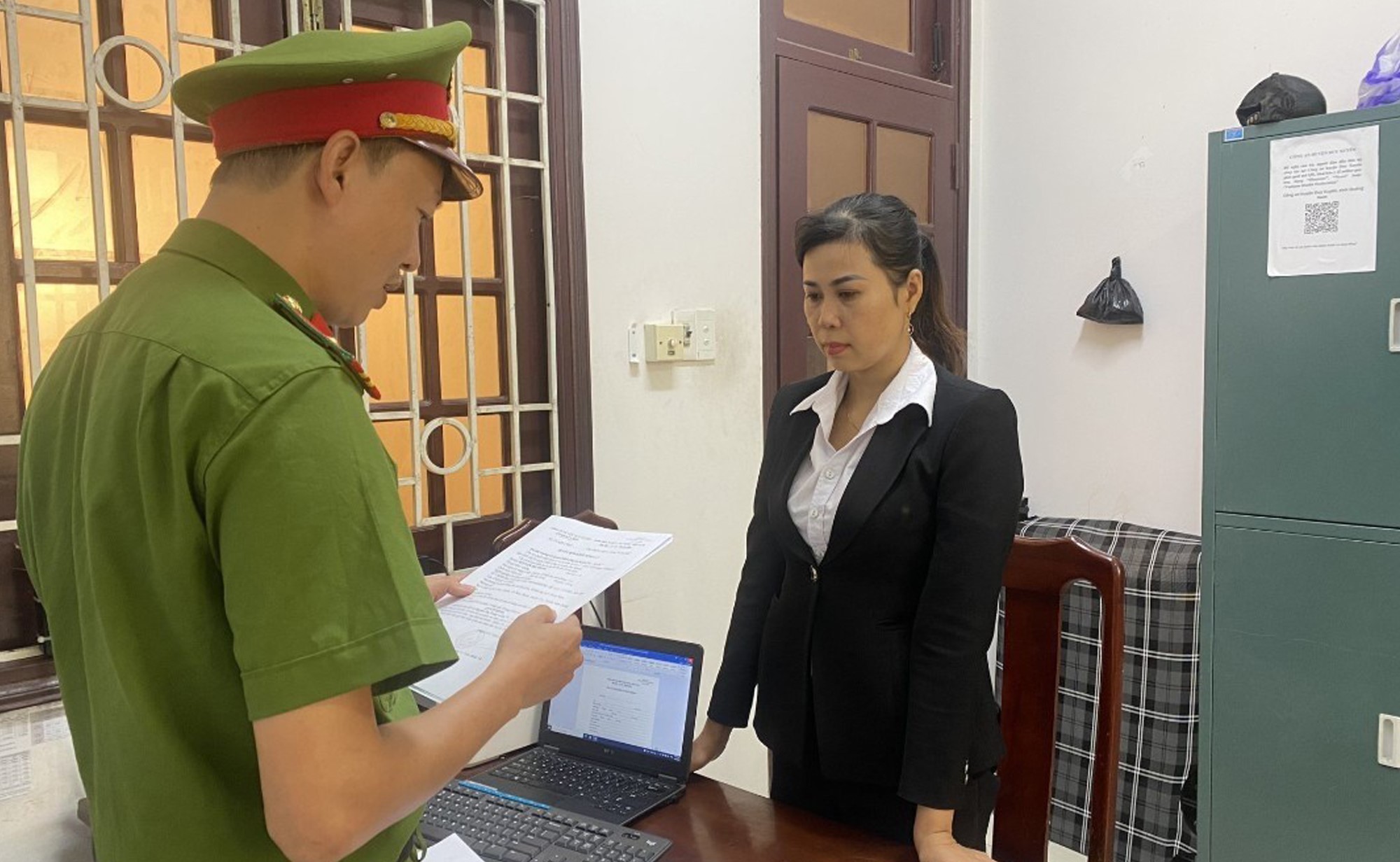 Người phụ nữ ở Quảng Nam l&ecirc;n Facebook đặt sổ đỏ giả đi lừa tiền - Ảnh 1.