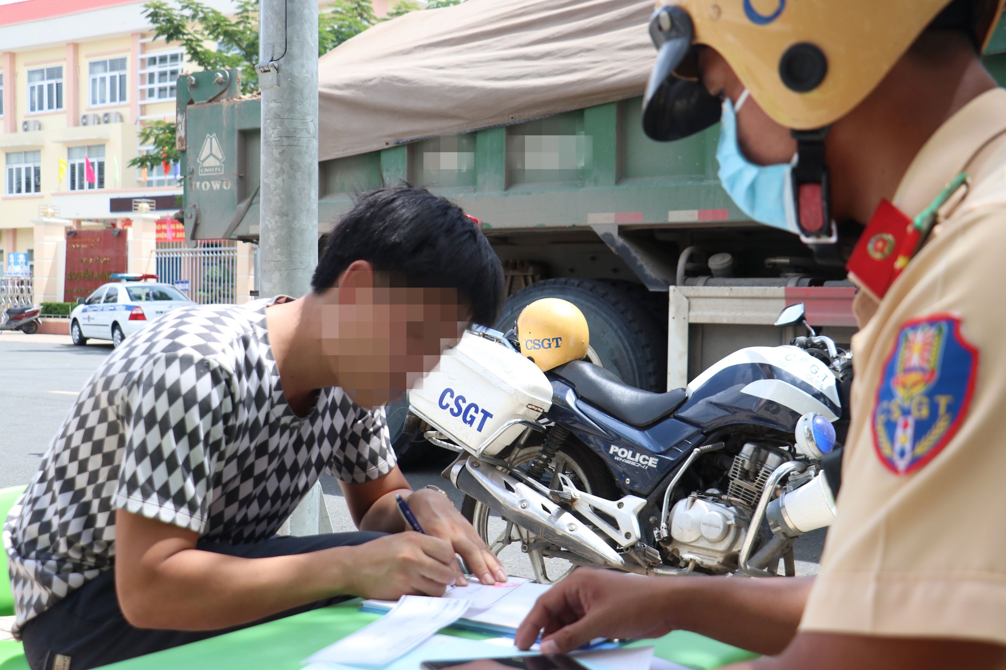 Cuộc chiến đẩy đuổi xe quá tải ở TP HCM - Ảnh 1.
