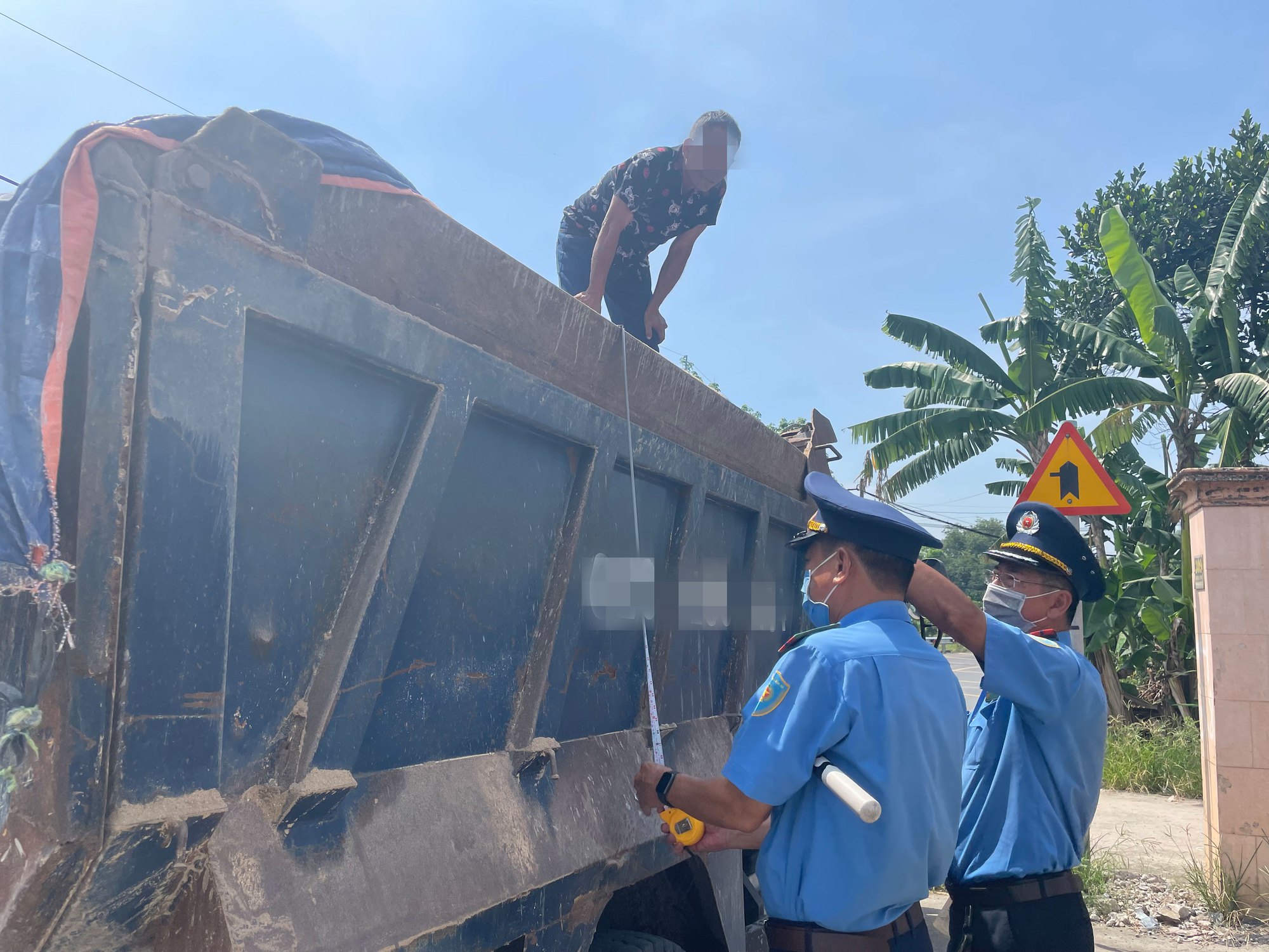 Cuộc chiến "đẩy đuổi' xe quá tải ở TP HCM