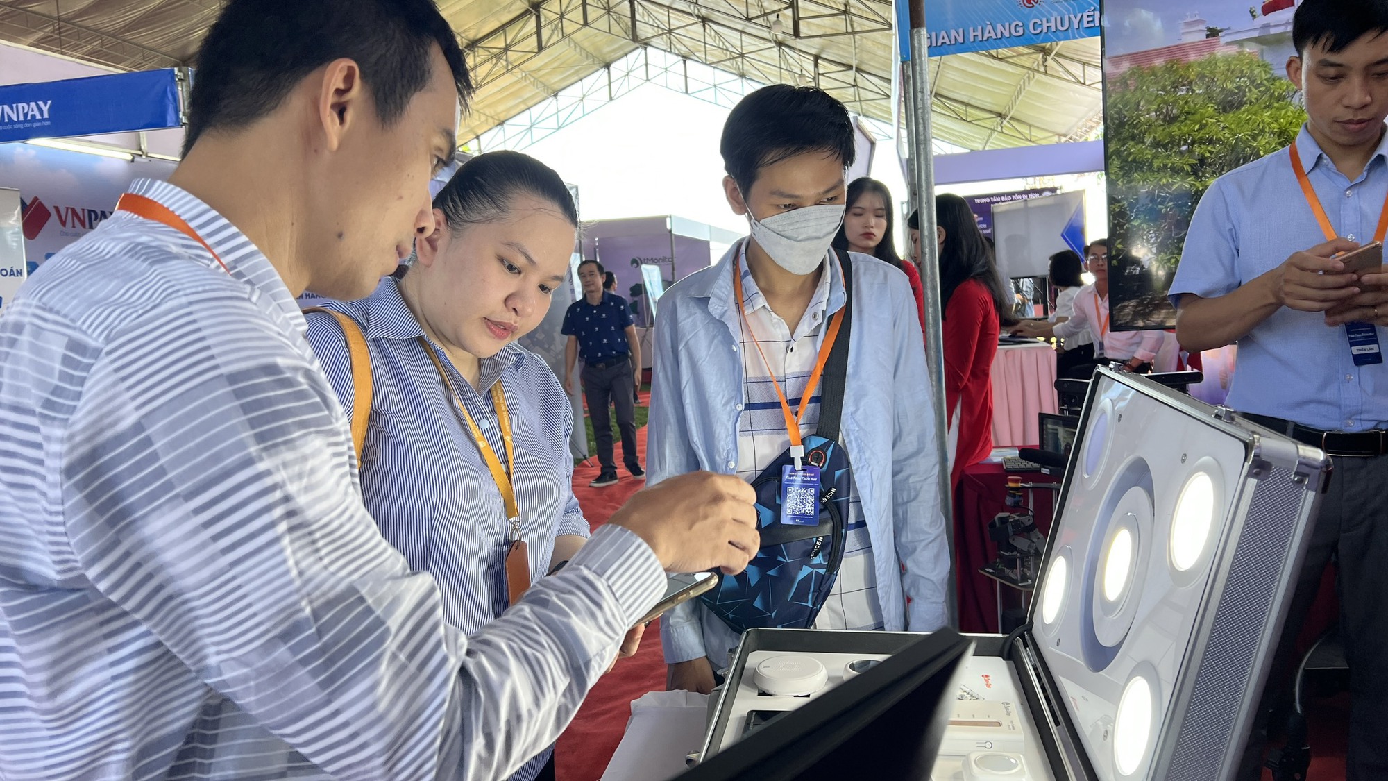 Th&agrave;nh lập tổ cộng đồng &ldquo;đi từng ng&otilde;, g&otilde; từng nh&agrave;&rdquo; để hướng dẫn người d&acirc;n c&ocirc;ng nghệ số - Ảnh 2.