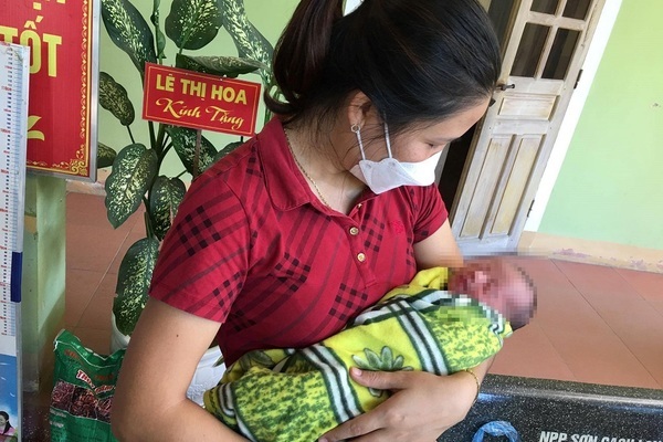 Bé trai sơ sinh còn nguyên dây rốn bị bỏ trước nhà hàng trong thùng đựng trái cây