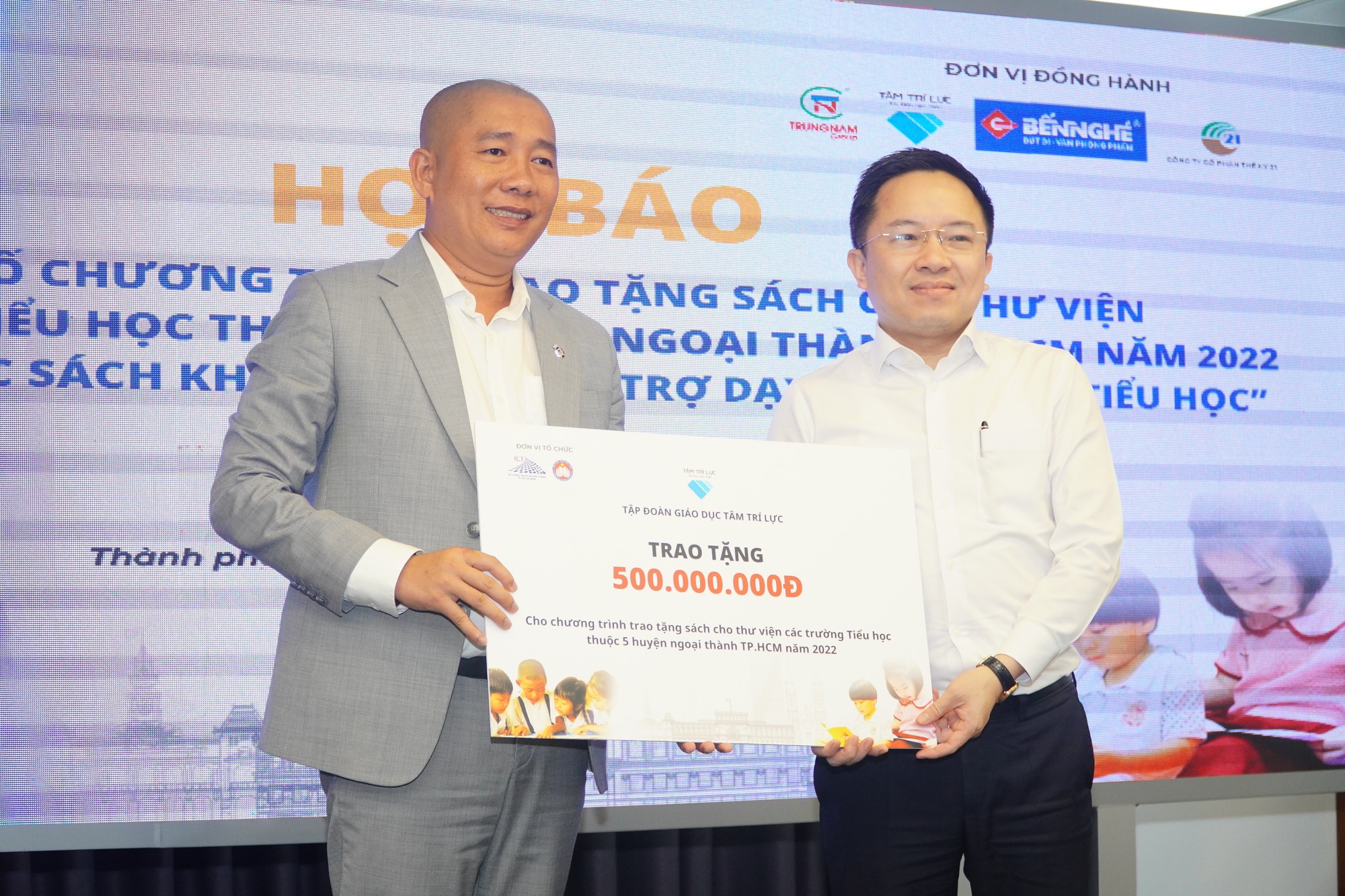 TP HCM trao tặng sách cho Thư viện các trường Tiểu học ở ngoại thành - Ảnh 7.