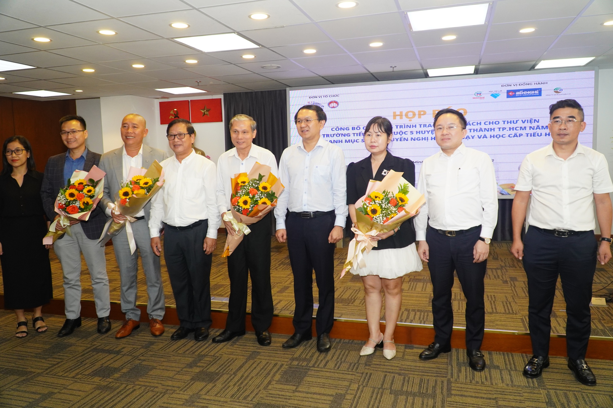 TP HCM trao tặng sách cho Thư viện các trường Tiểu học ở ngoại thành - Ảnh 9.