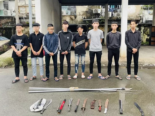 Lời khai bất ngờ nh&oacute;m học sinh k&eacute;o nhau đi truy s&aacute;t rồi kh&oacute;c tại C&ocirc;ng an TP Thủ Đức - Ảnh 2.