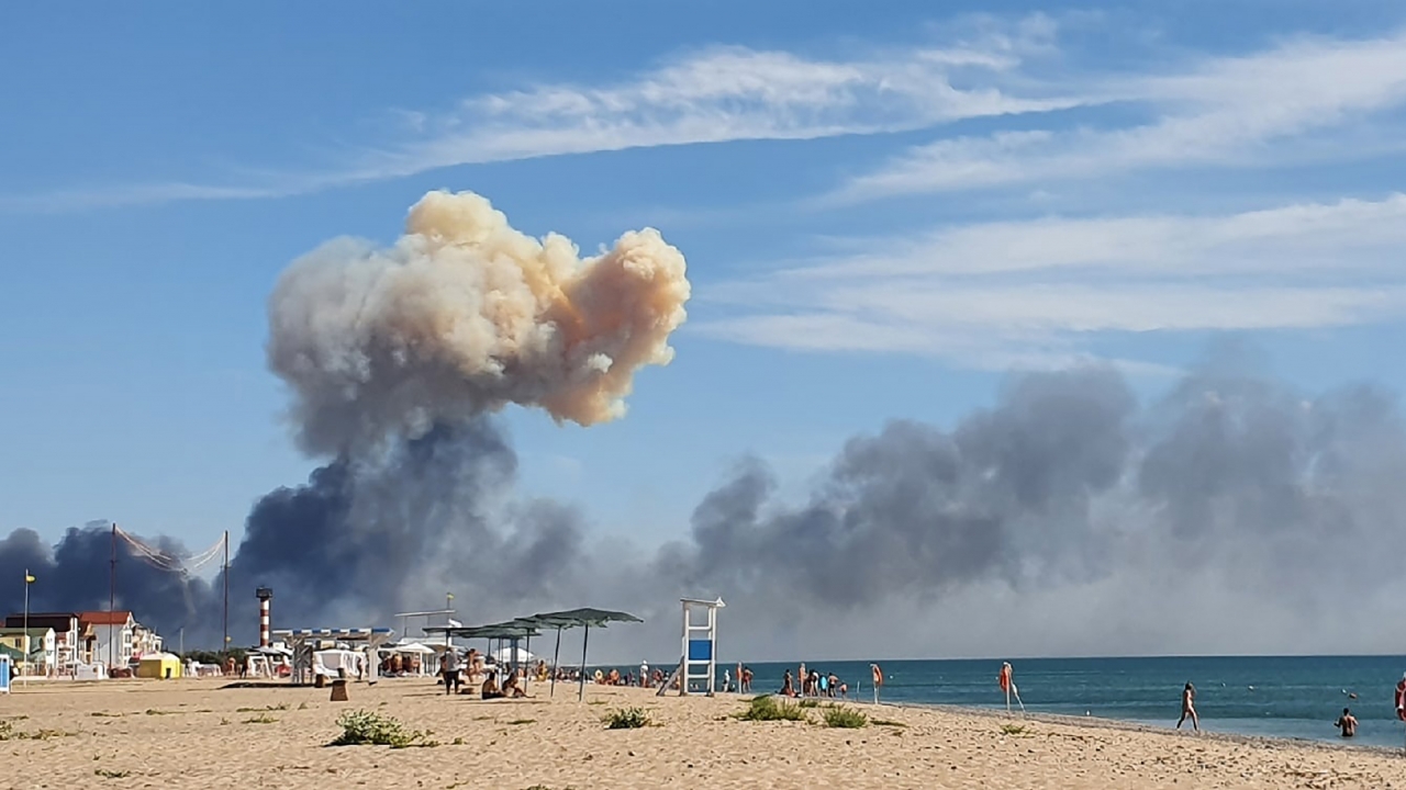 H&eacute; lộ b&ecirc;n đứng sau 3 vụ nổ ở Crimea - Ảnh 1.