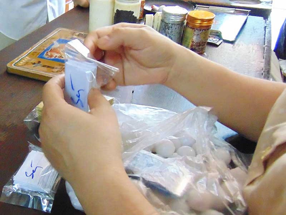 Bụng to, mặt b&eacute;o bất thường sau d&ugrave;ng thuốc Đ&ocirc;ng y trị xương khớp - Ảnh 1.