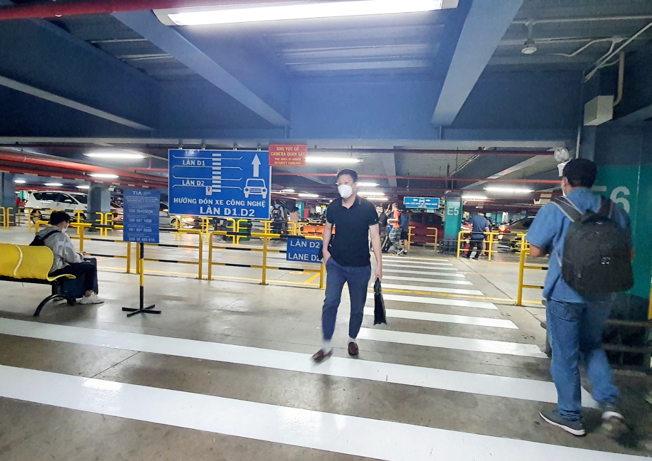 Taxi, xe công nghệ “hết đường” chèo kéo, làm giá ở sân bay Tân Sơn Nhất