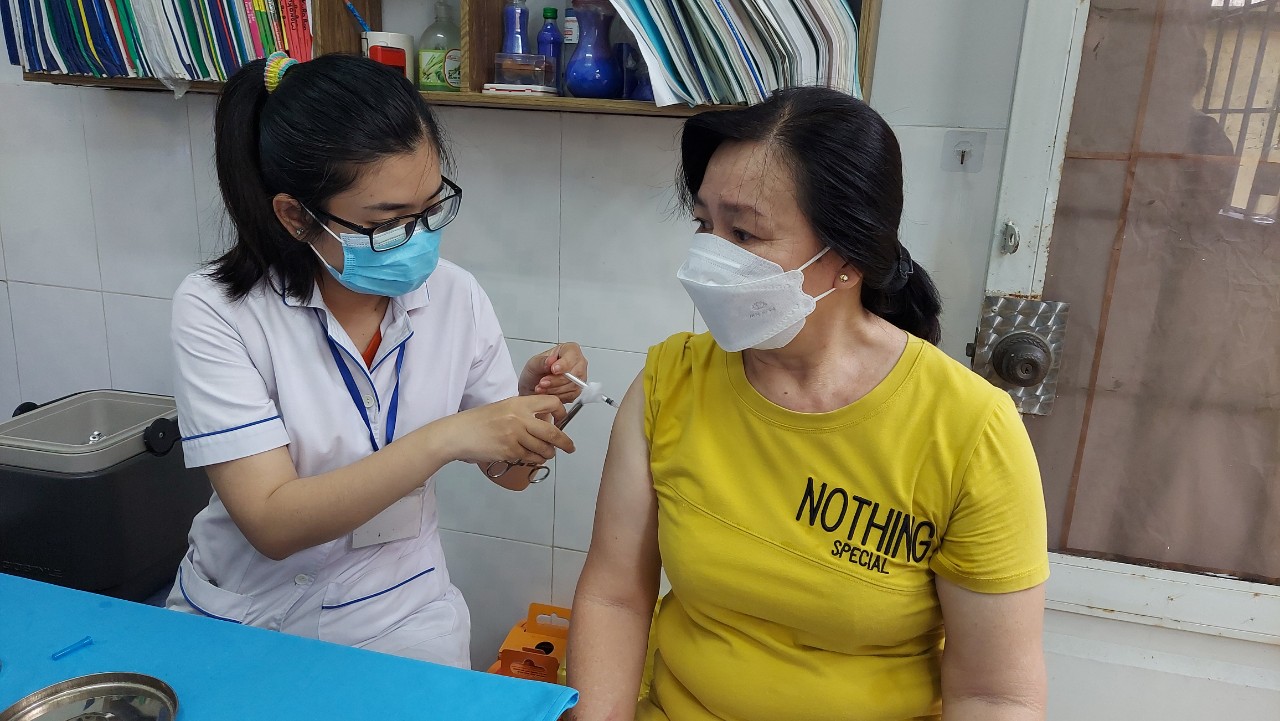Vắc-xin ph&ograve;ng Covid-19 được gia hạn sử dụng vẫn đảm bảo chất lượng - Ảnh 1.