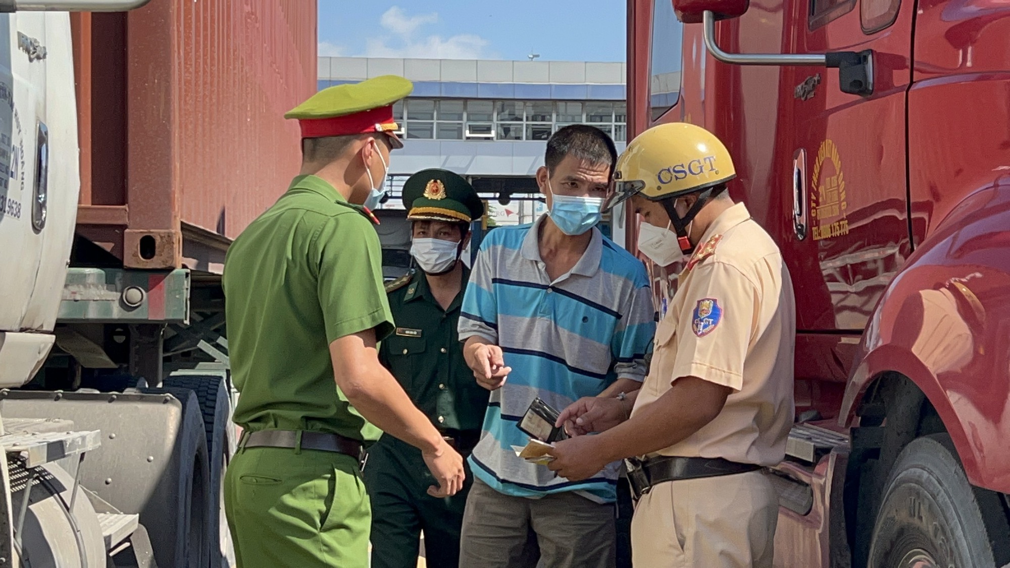Một tài xế xe container ở cảng Cát Lái khai mua bằng lái giả qua mạng không khó