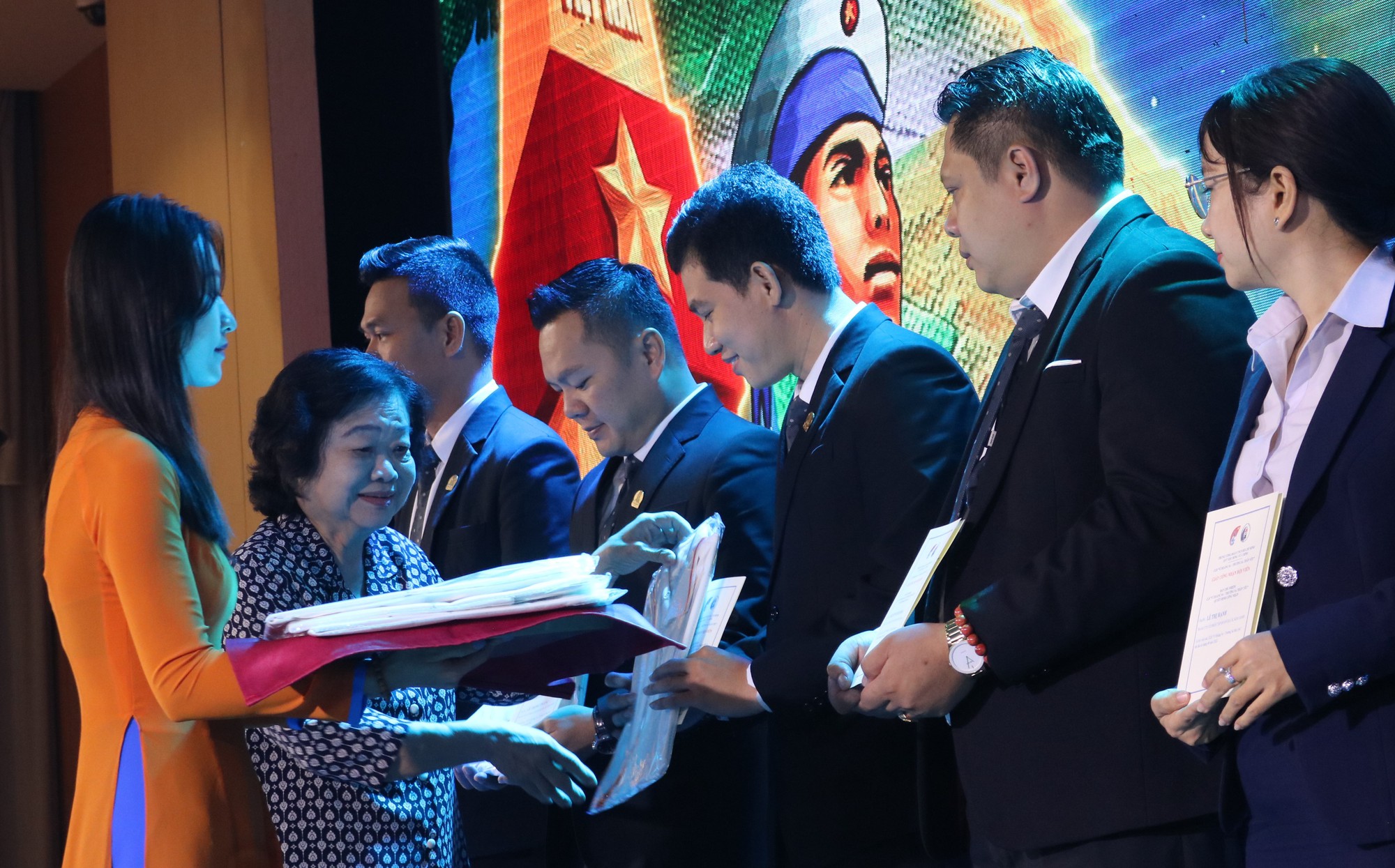 B&aacute;n đấu gi&aacute; 2 vật phẩm trao tặng CLB V&igrave; Ho&agrave;ng Sa - Trường Sa th&acirc;n y&ecirc;u - Ảnh 2.
