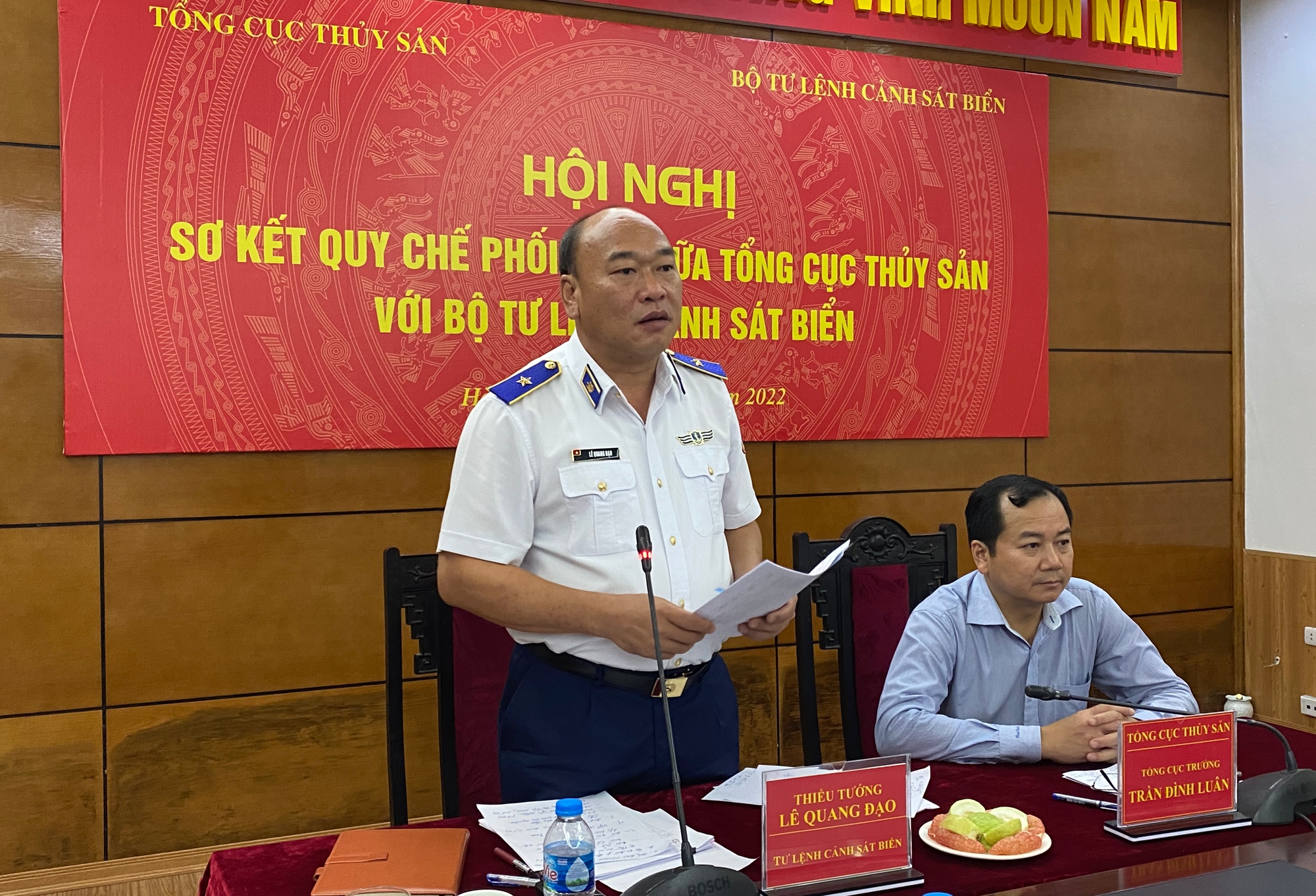 Cảnh s&aacute;t biển Việt Nam v&agrave; Tổng cục Thuỷ sản phối hợp gỡ thẻ v&agrave;ng thuỷ sản - Ảnh 2.