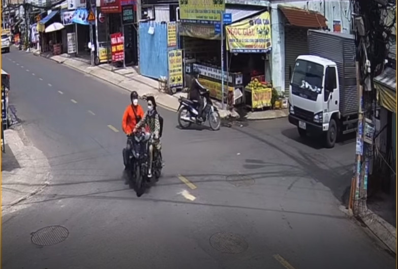 CLIP: Ng&atilde; tư bất ổn ở huyện H&oacute;c M&ocirc;n, TP HCM - Ảnh 4.