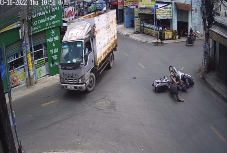 CLIP: Ng&atilde; tư bất ổn ở huyện H&oacute;c M&ocirc;n, TP HCM - Ảnh 3.