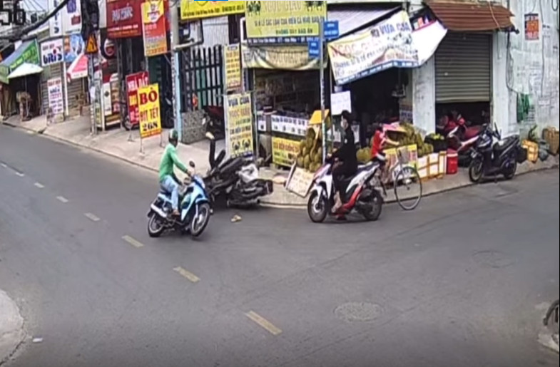 CLIP: Ng&atilde; tư bất ổn ở huyện H&oacute;c M&ocirc;n, TP HCM - Ảnh 6.