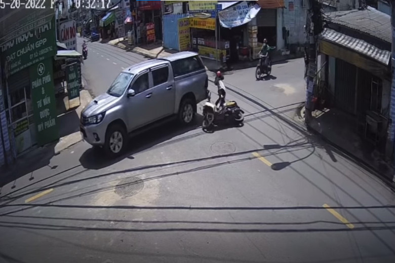 CLIP: Ng&atilde; tư bất ổn ở huyện H&oacute;c M&ocirc;n, TP HCM - Ảnh 5.