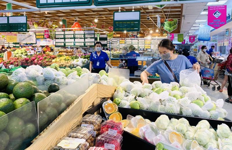 Xăng giảm giá lần thứ 4, giá hàng hóa vẫn cao