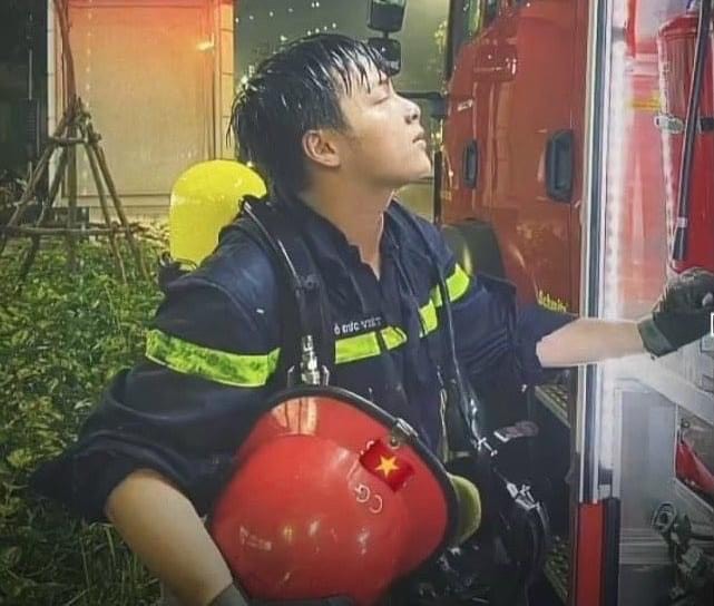 Truy tặng chiến sĩ c&ocirc;ng an hi sinh khi chữa ch&aacute;y Huy hiệu Tuổi trẻ dũng cảm - Ảnh 2.