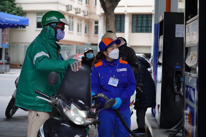 Giá xăng dầu trong nước liên tục giảm trong các kỳ điều hành giá gần đâyẢnh: Minh Phong