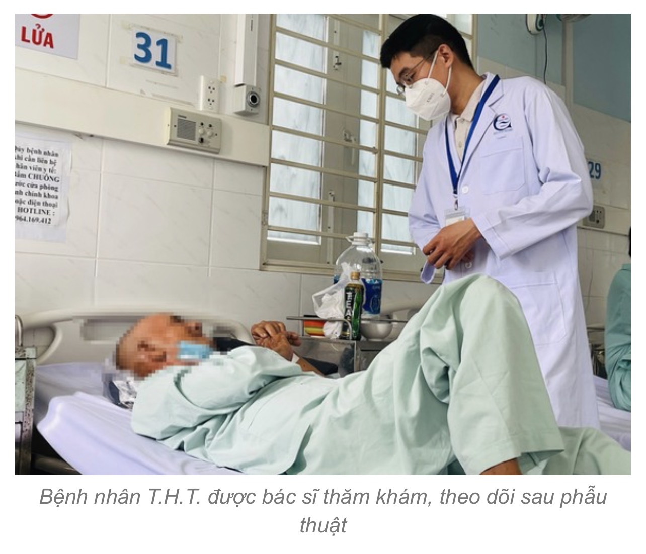 Cụ ông bị quả bí đao kẹt trong hậu môn