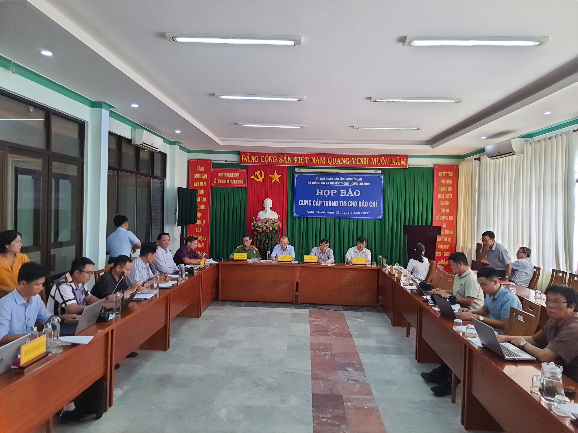 Họp b&aacute;o c&ocirc;ng bố vụ nữ sinh Ninh Thuận tử nạn: X&aacute;c định người l&aacute;i &ocirc;t&ocirc; vi phạm - Ảnh 1.