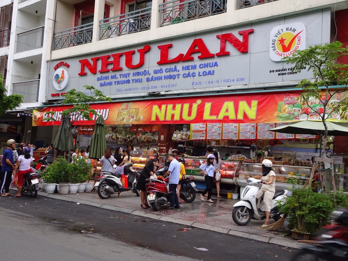 Bánh trung thu thượng hạng NHƯ LAN sẵn sàng phục vụ khách.