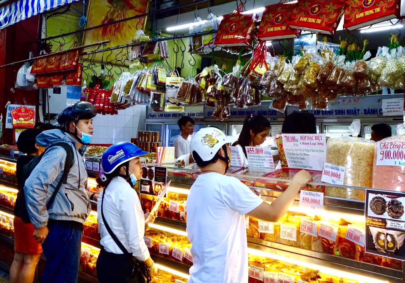 Bánh trung thu thượng hạng NHƯ LAN sẵn sàng phục vụ khách. - Ảnh 2.