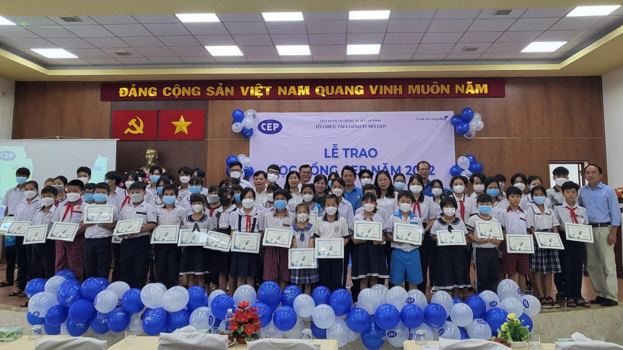 CEP trao tặng hơn 2.500 suất học bổng và 10.000 phần quà học tập cho học sinh nghèo vượt khó