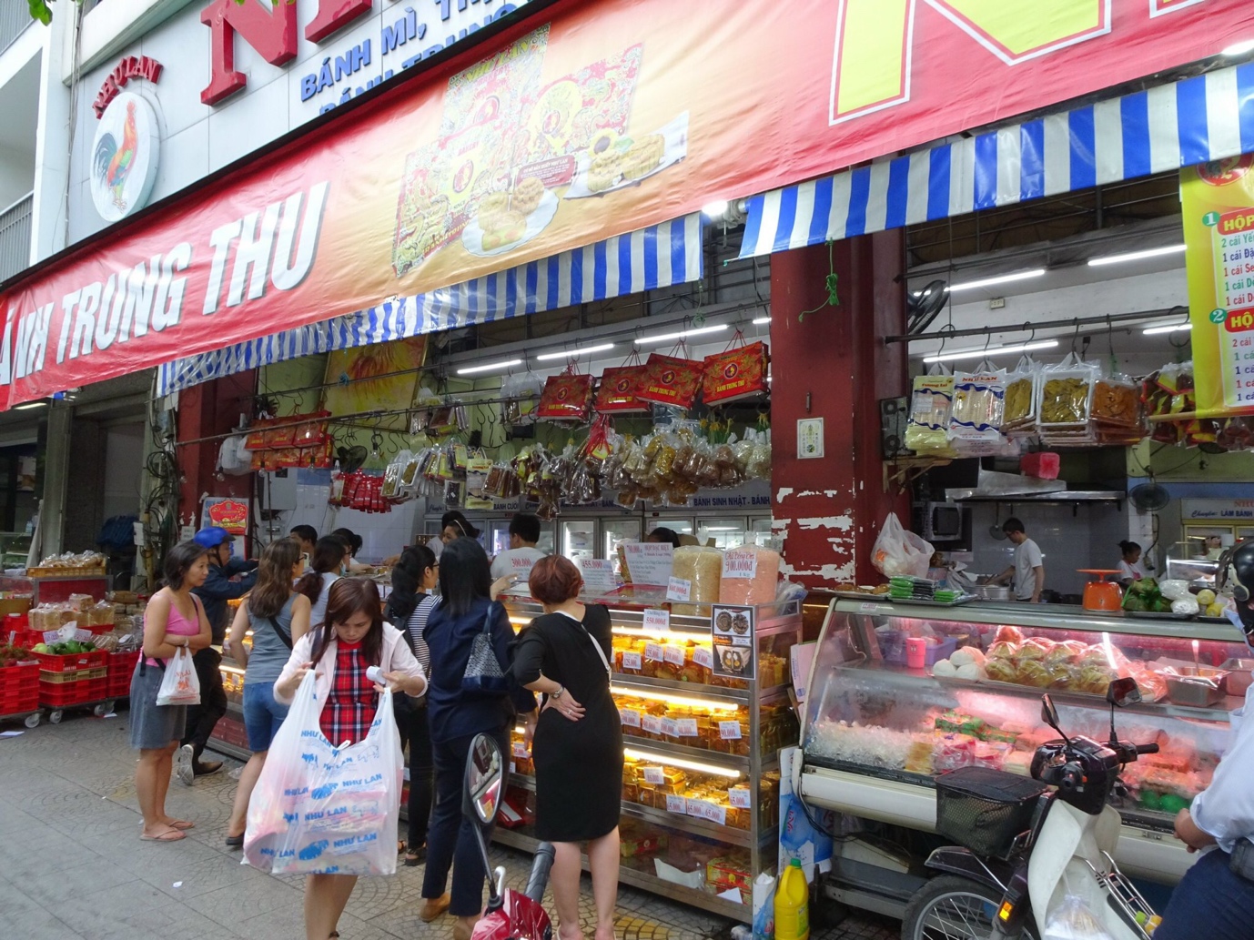 Bánh trung thu thượng hạng NHƯ LAN sẵn sàng phục vụ khách. - Ảnh 3.