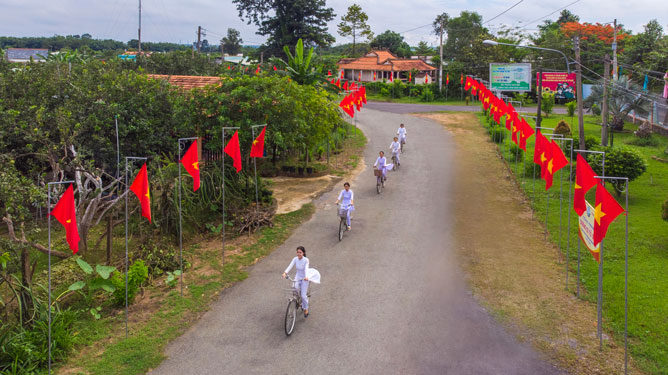 CUỘC THI ẢNH THI&Ecirc;NG LI&Ecirc;NG CỜ TỔ QUỐC: Thắm đỏ m&agrave;u cờ - Ảnh 6.