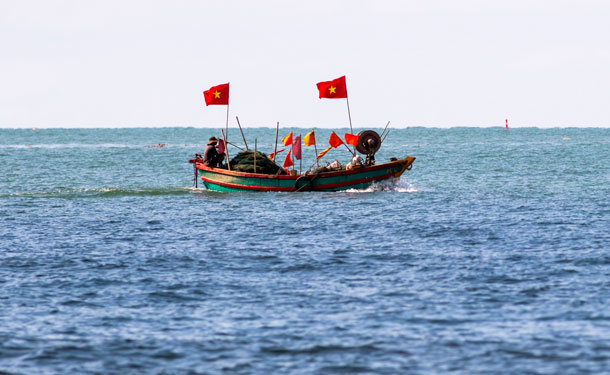 CUỘC THI ẢNH THI&Ecirc;NG LI&Ecirc;NG CỜ TỔ QUỐC: Thắm đỏ m&agrave;u cờ - Ảnh 2.