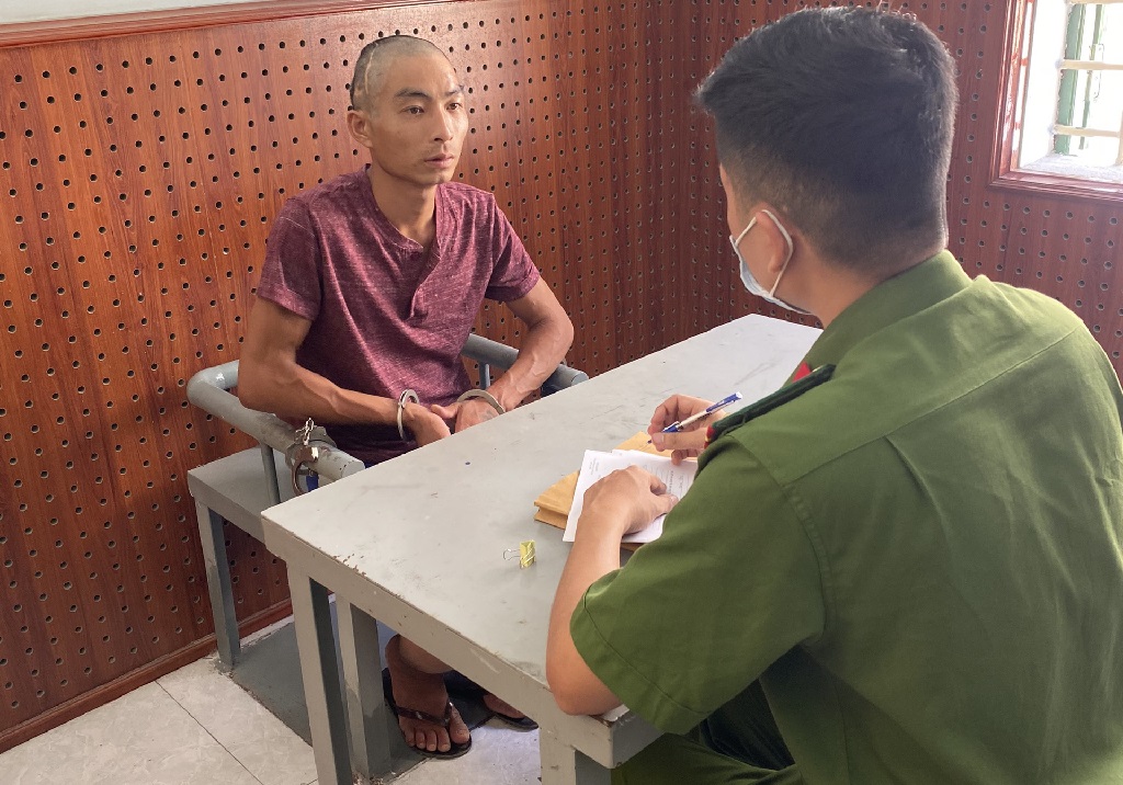 Vận chuyển heroin v&agrave; 4.200 vi&ecirc;n ma tu&yacute;, d&ugrave;ng kim ti&ecirc;m chống trả cảnh s&aacute;t