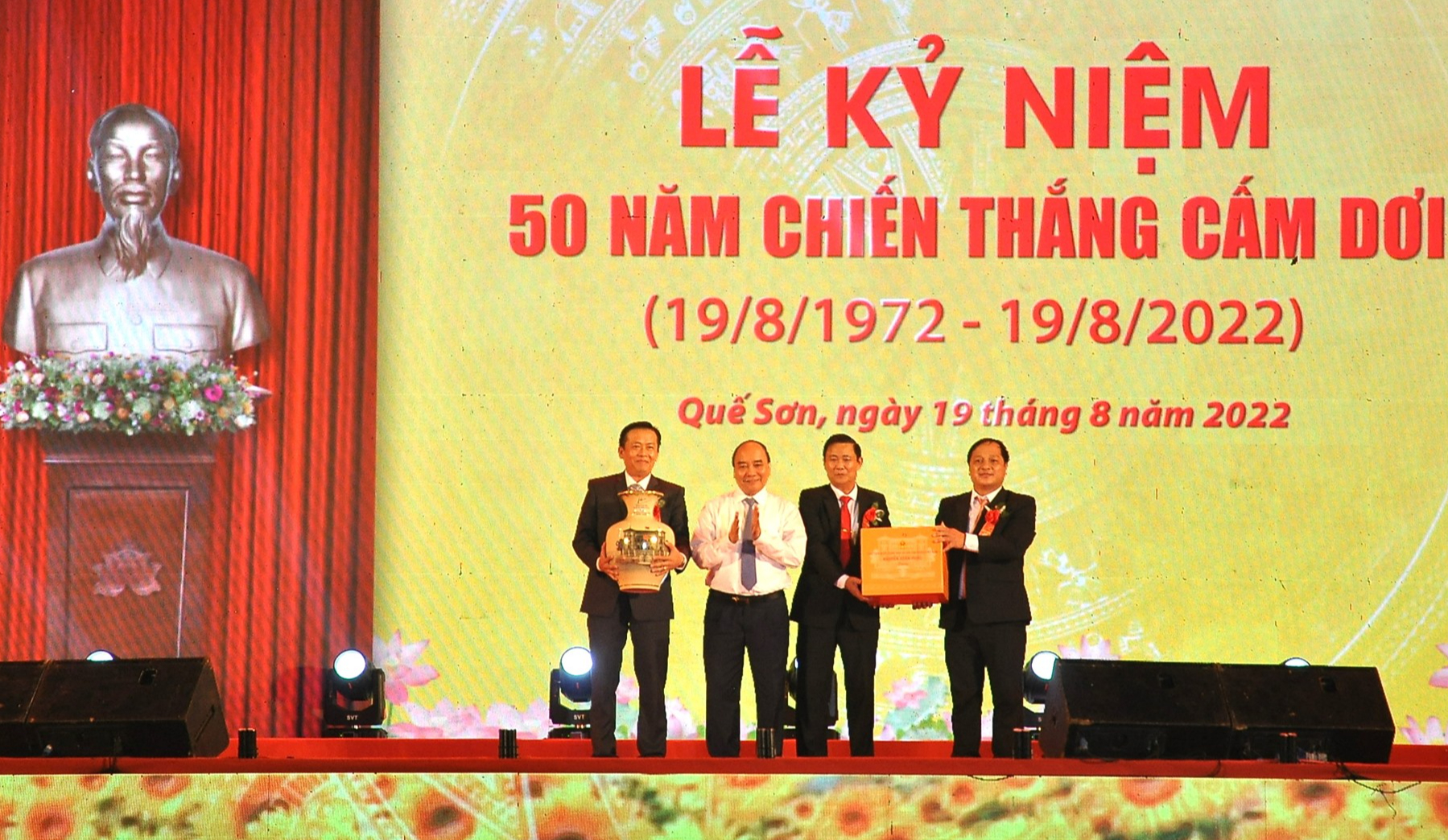 Chủ tịch nước Nguyễn Xuân Phúc dự kỷ niệm 50 năm chiến thắng Cấm Dơi