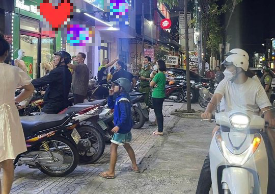 Nghi điện thoại bị theo dõi, vác dao đâm thương vong cha con chủ tiệm
