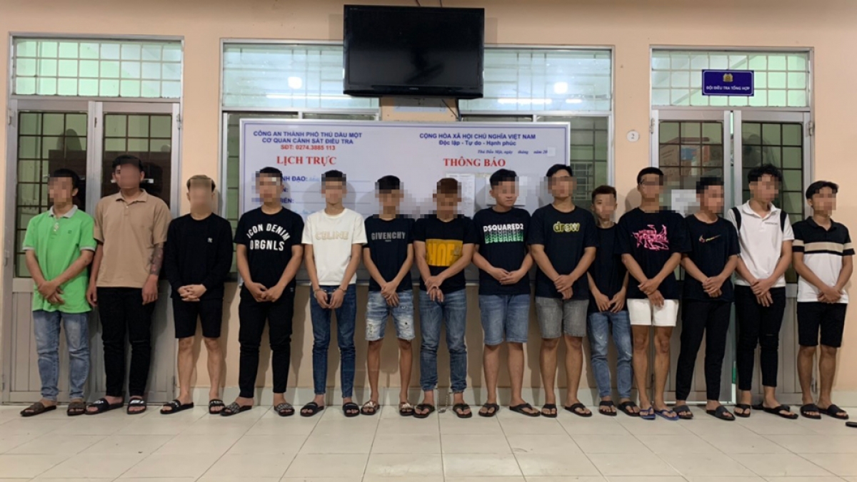 CLIP: 2 nhóm thanh niên chém nhau "như phim" ở Thủ Dầu Một