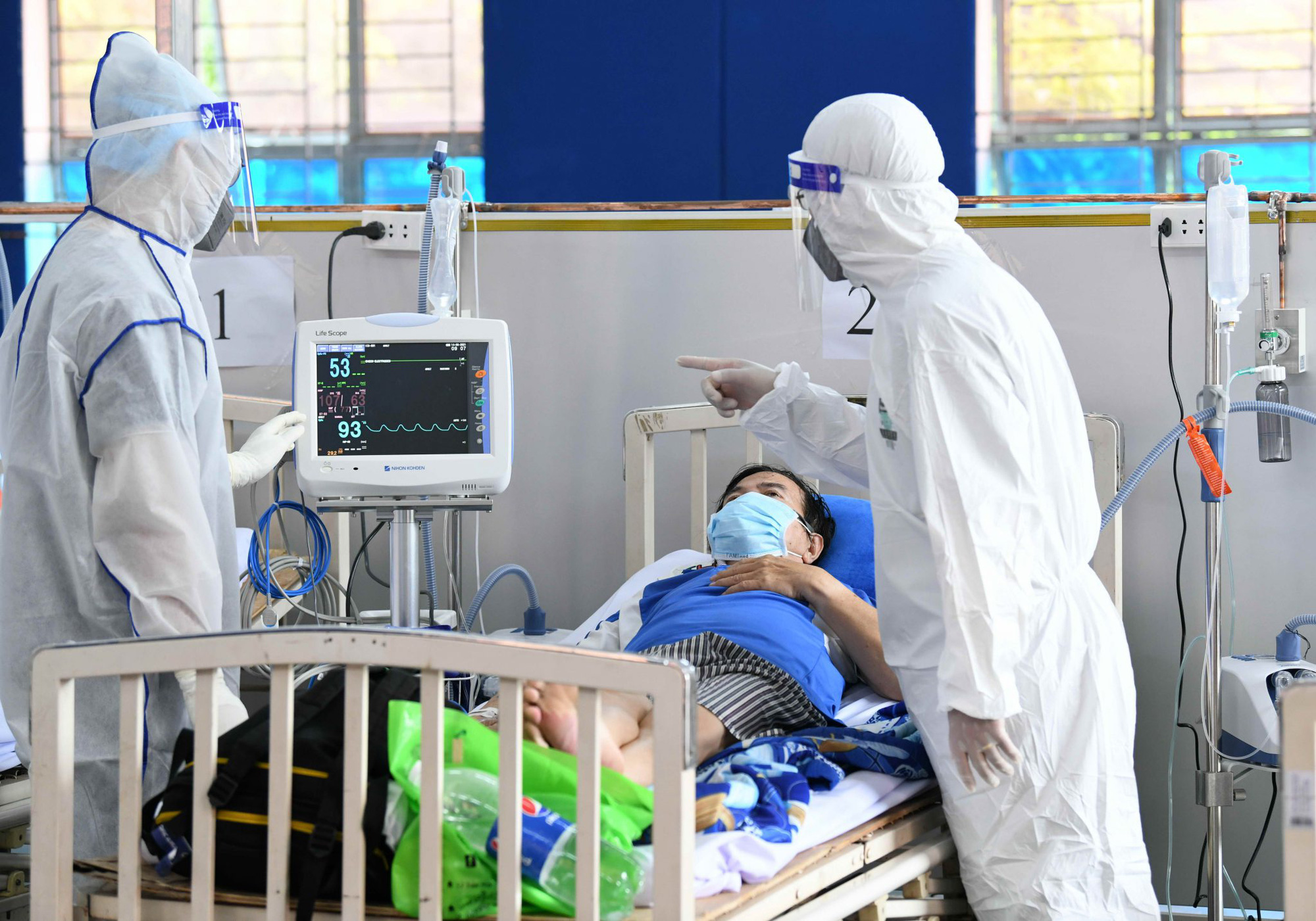 Dịch Covid-19 hôm nay: Số mắc giảm mạnh nhưng tăng bệnh nhân nặng và tử vong